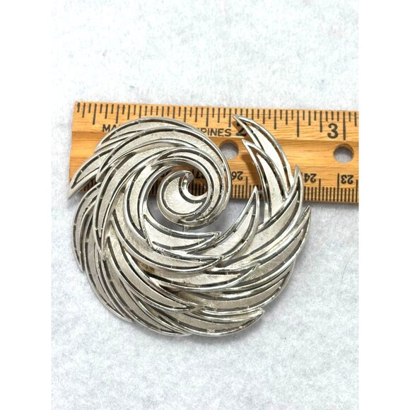 Trifari Vintage Swirl Brooch Pin 2 Inches Collectable - Picture 7 of 8